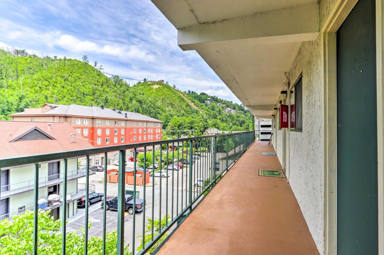 Condo With Balcony, Walk To Dtwn Gatlinburg Fun Eksteriør billede